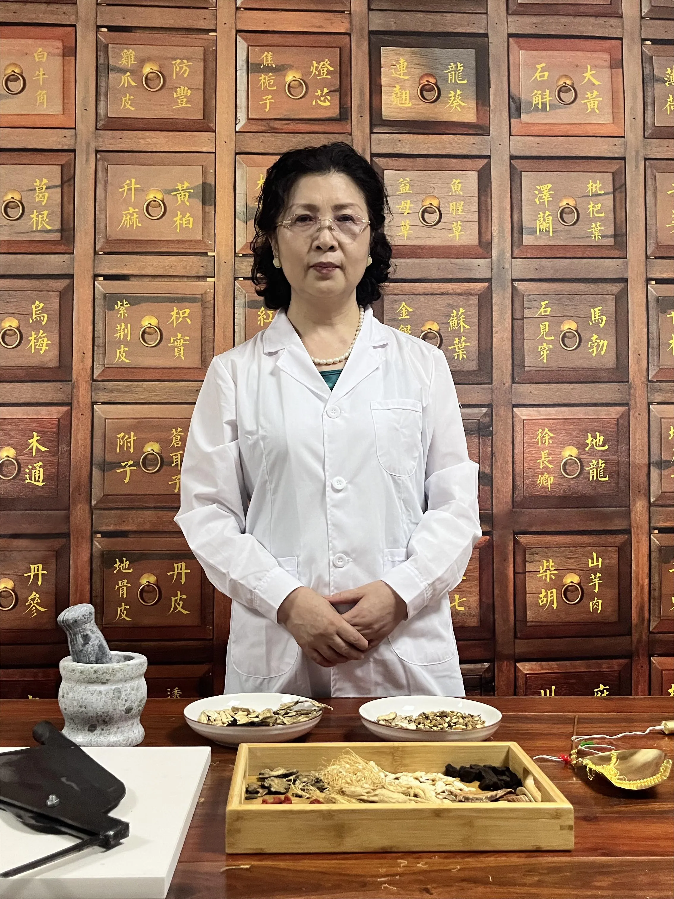 正康醫館主理醫師於百子櫃前